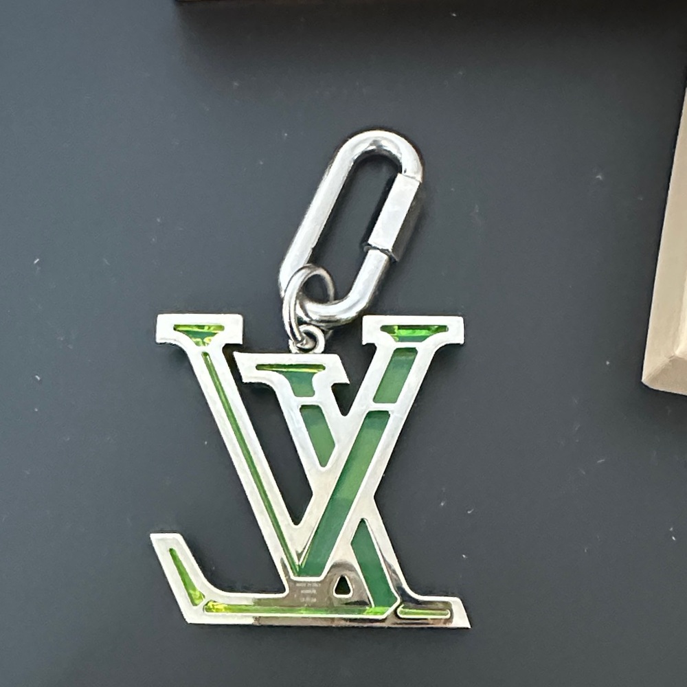 Louis Vuitton 💯% Authentic Neon Green Key Chain w Dustbag & Box. Excellent Con’d - Picture 7 of 10